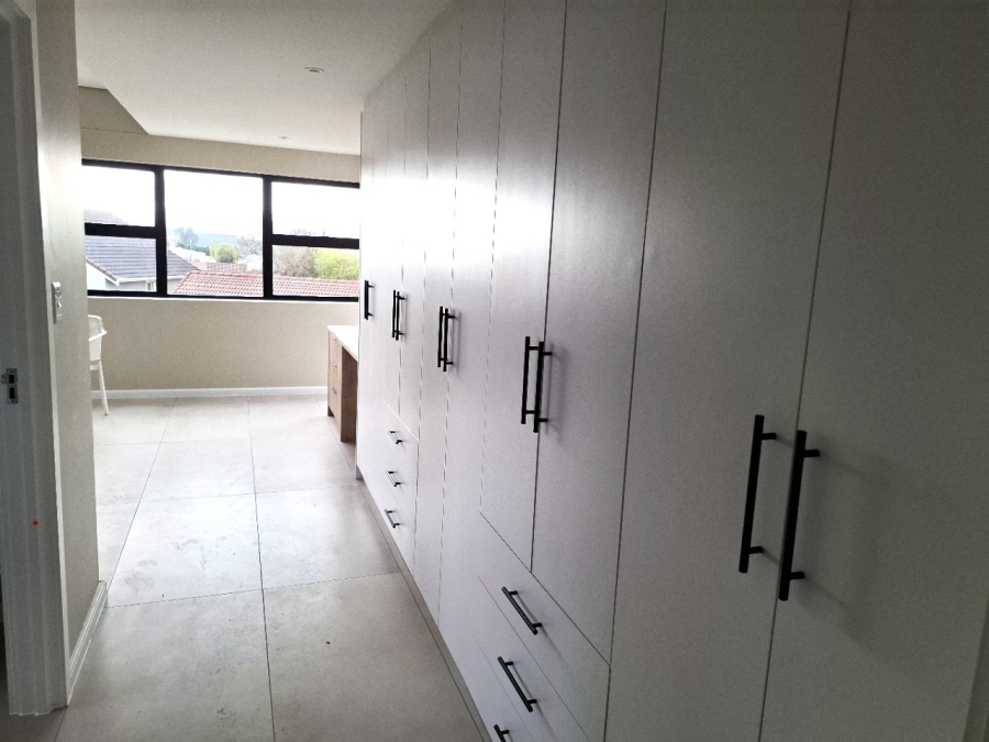4 Bedroom Property for Sale in Lemoenkloof Western Cape